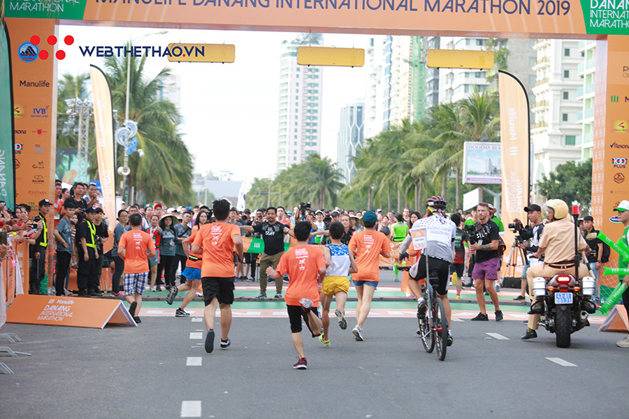 Lê Tấn Hi lần đầu vô địch Đà Nẵng International Marathon với đôi giày thủng ngón
